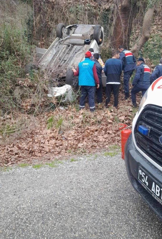 Sakarya'da otomobil şarampole yuvarlandı: 5 yaralı