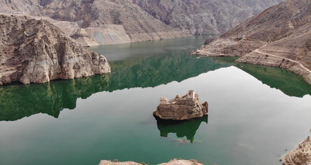 Artvin’de tarihi güzellik Baraj suları çekildi tarihi kale ortaya çıktı