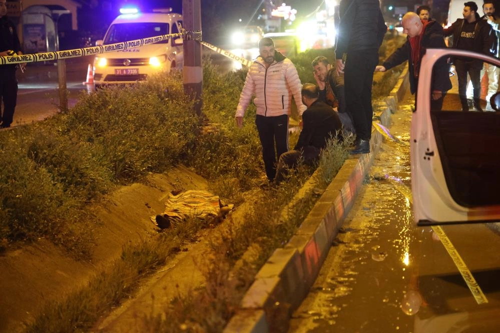 Antakya'da yolun karşısına geçmek isteyen 2 kişiye otomobil çarptı: 1 ölü 1 yaralı