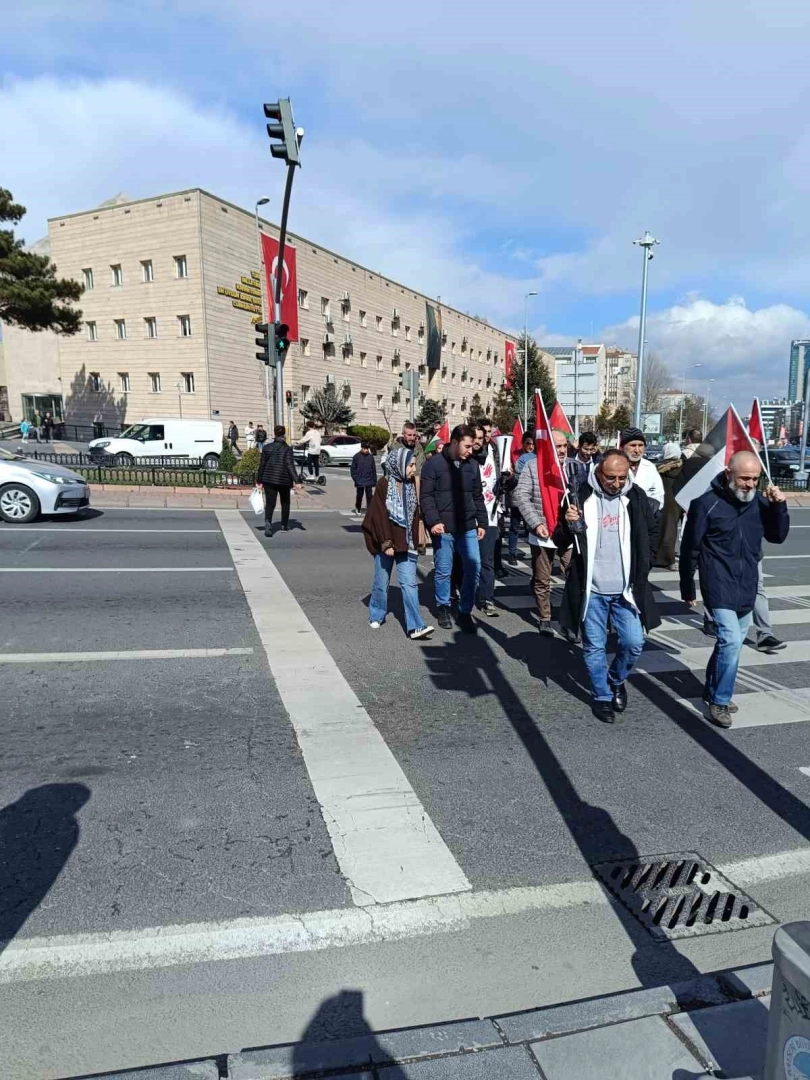 İsrail’i protesto eden  hekimlerden Gazze için ’Sessiz Yürüyüş’