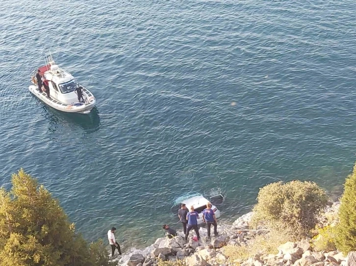 Van'da bir araç göle uçtu: 2 ölü