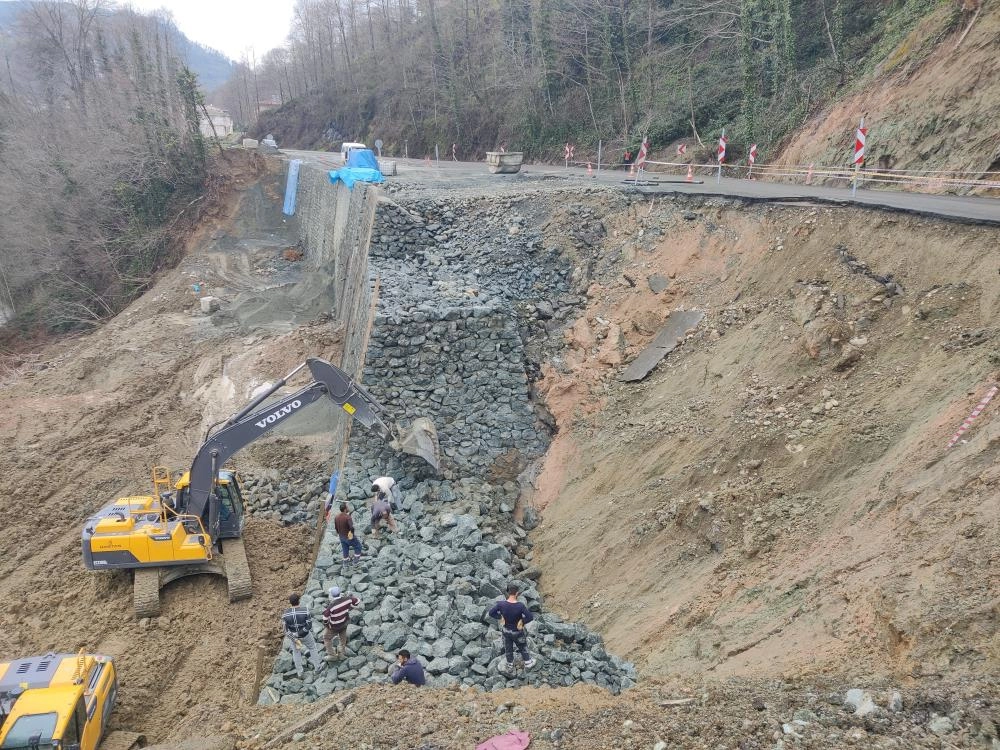 Trabzon'da karayolunda heyelan