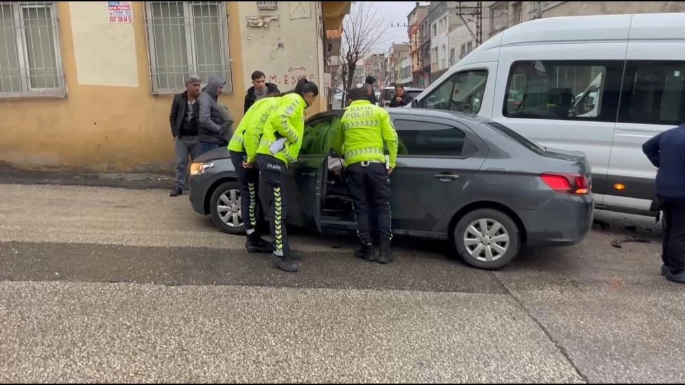 Gaziantep'te İşçi servisi ile otomobil çarpıştı: 3 yaralı