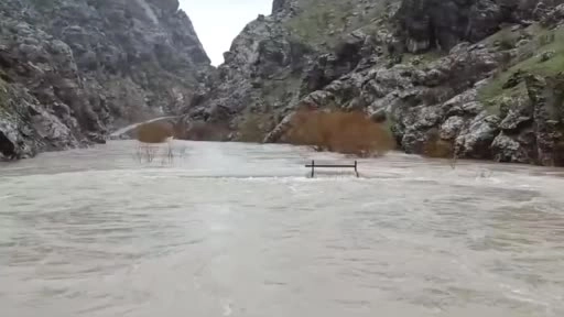 Şemdinli-Derecik yolu sağanak yağış nedeniyle ulaşıma kapandı