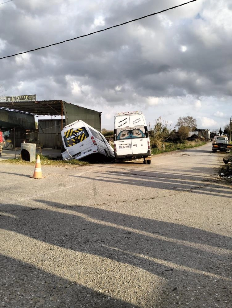 Antalya'da öğrenci ve işçi servisleri çarpıştı: 9 yaralı