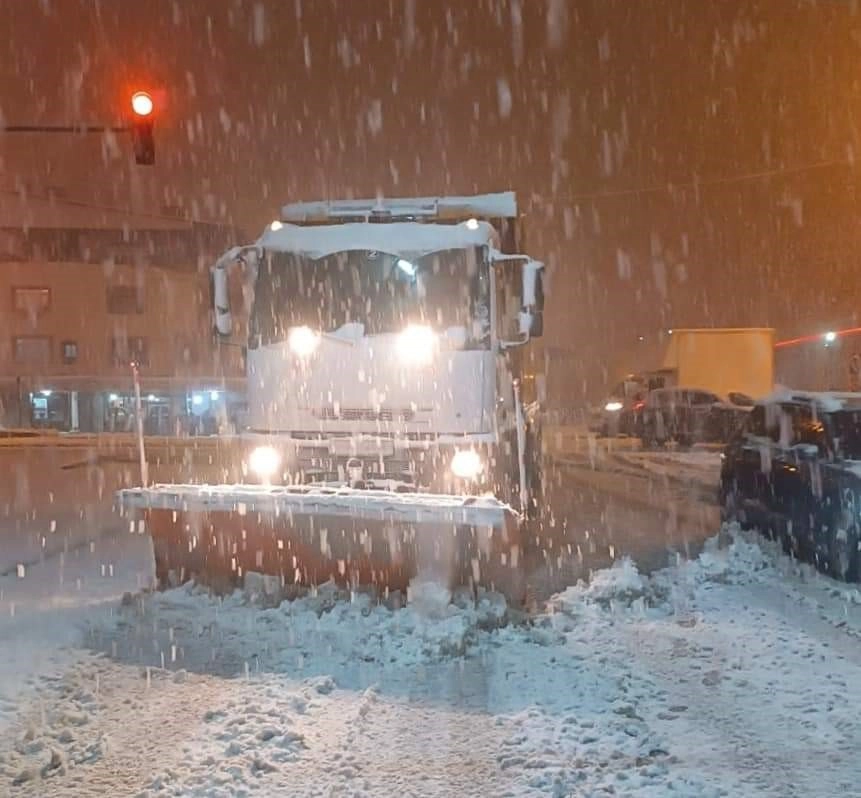 Van’da 446 yerleşim yerinin yolu ulaşıma kapandı