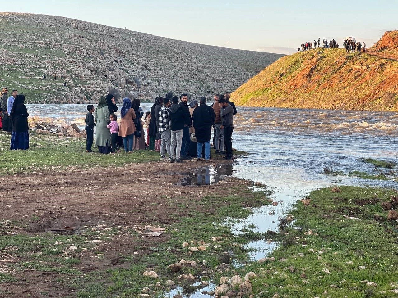 Şanlurfa'da  akıntıya kapılan çocuğu arama çalışmaları sürüyor