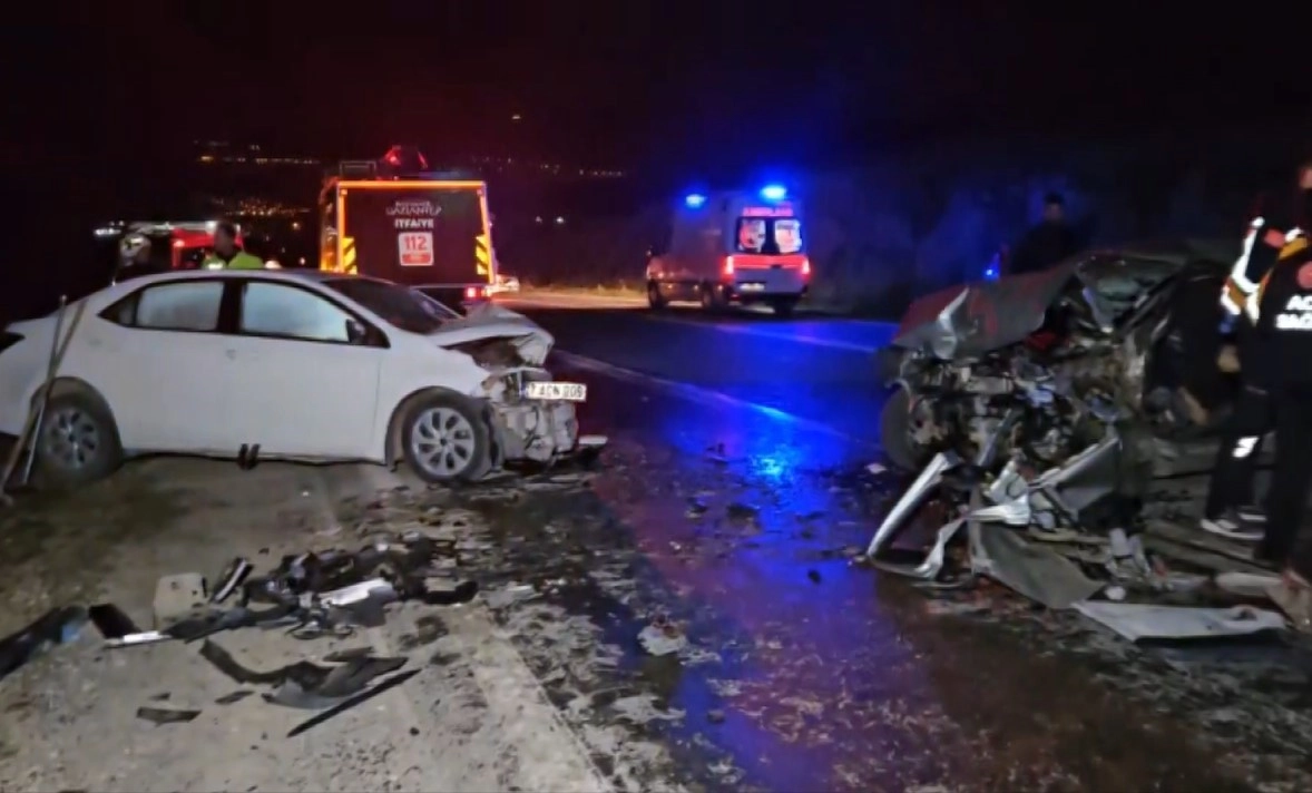 Gaziantep’te iki otomobil kafa kafaya çarpıştı: 2 ölü, 6 yaralı