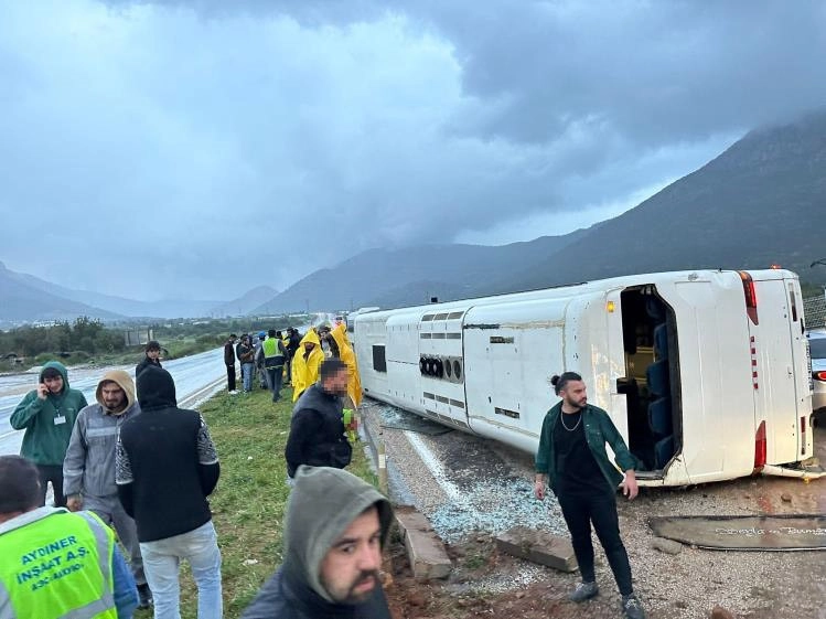 Mersin’de faciadan dönüldü! işçi servisi kaza yaptı: 23 yaralı