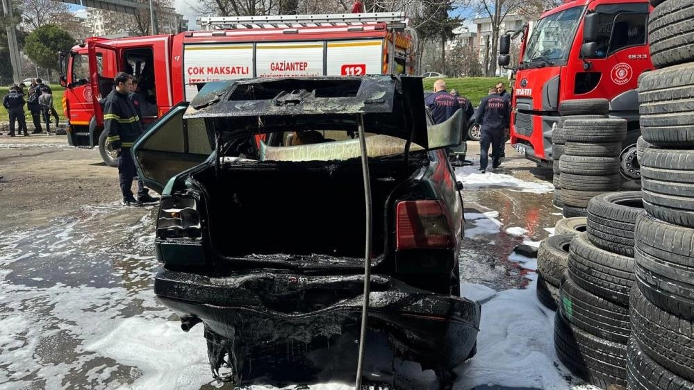 Gaziantep'te otomobilin LPG tüpü bomba gibi patladı: 1 kişi yaralandı