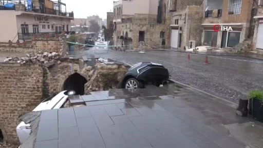 Mardin'de yağış sonrası yol çöktü: 2 araç hasar gördü