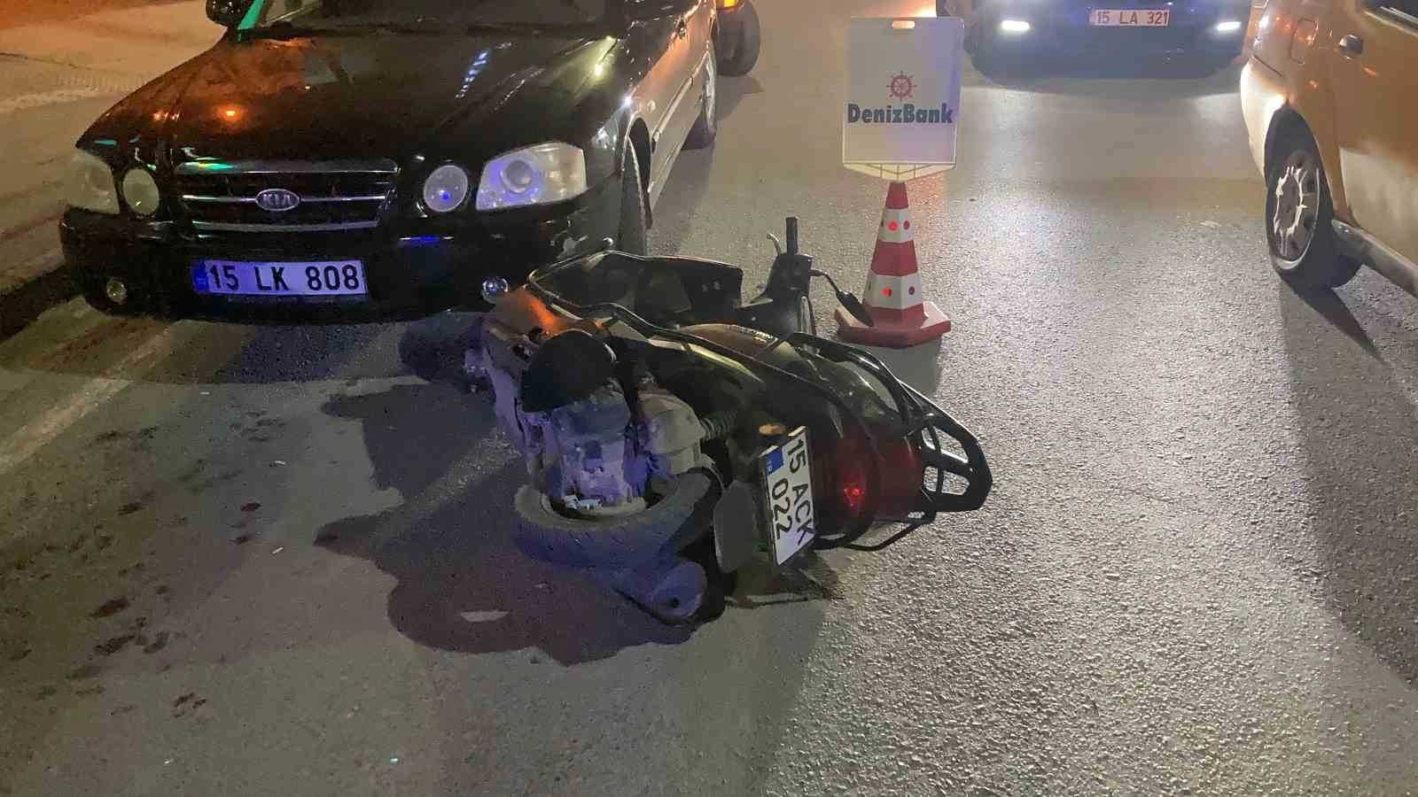 Burdur’da otomobile çarpıp sürüklenen motosikletli genç ağır yaralandı