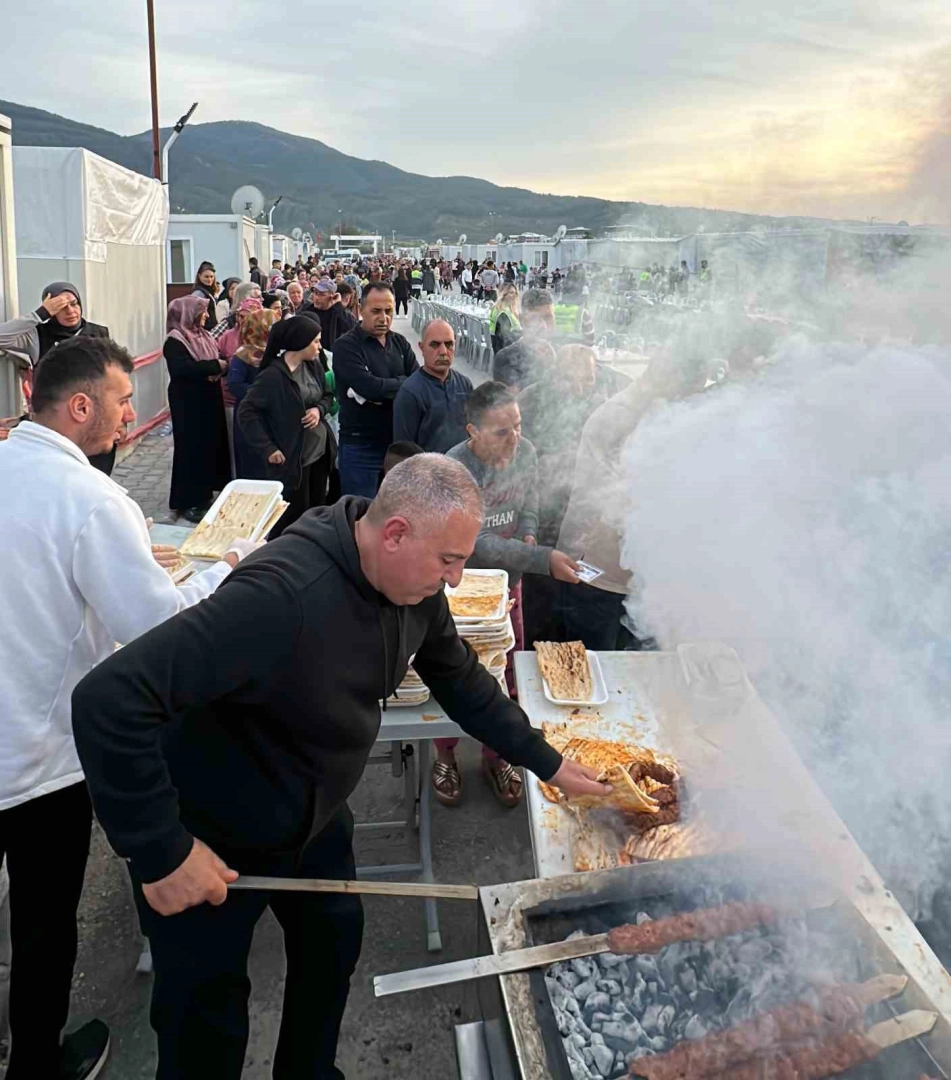 Adanalı kebap ustası iftarda binlerce depremzedeyi kebaplar ile sevindirdi