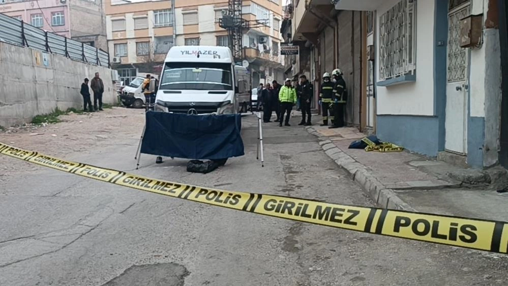 Gaziantep'te İşçi servisinin altına kalan adam hayatını kaybetti