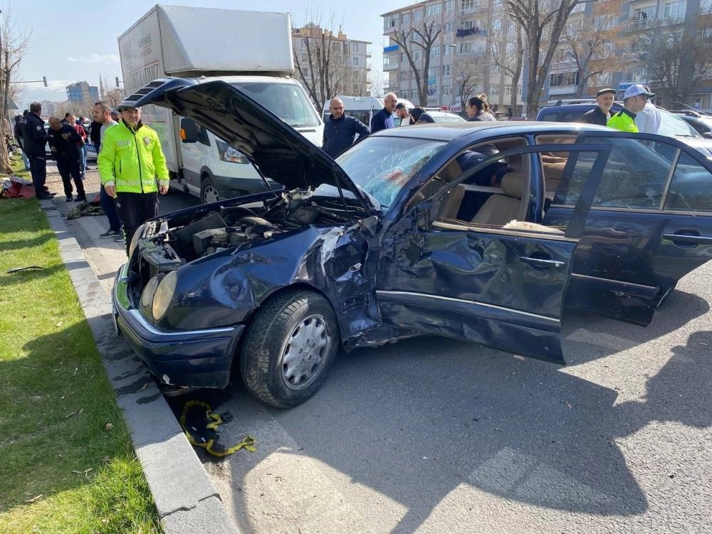 Kayseri'de otomobille çarpışan motosiklet yayalara çarptı: 1 ölü, 3 yaralı