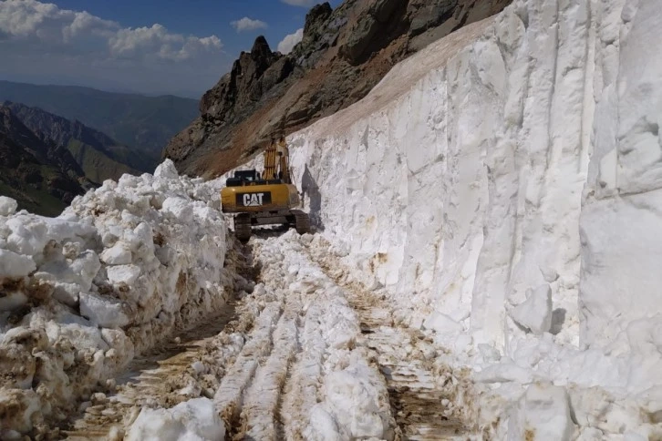 Hakkâri’de Haziran ayında kar 3 metreye ulaştı