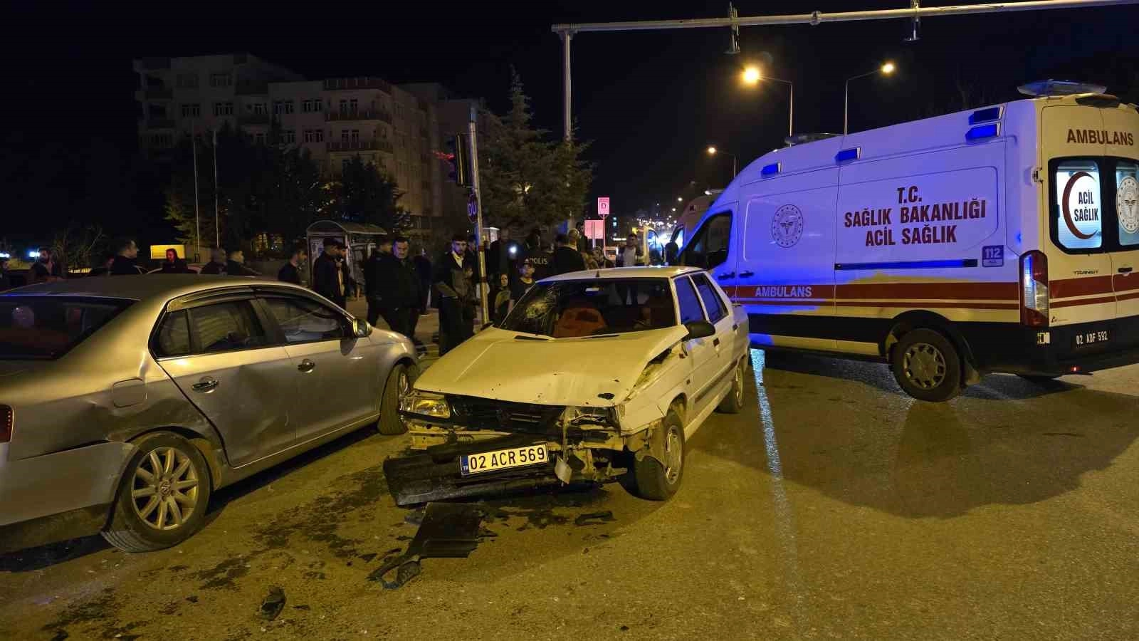 Adıyaman’da iki otomobil çarpıştı: 12 yaralı