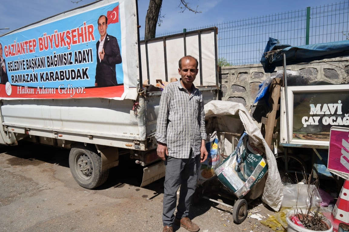 Gaziantep Büyükşehir'de  aday olan Kağıt toplayıcısı Ramazan Karabudak aldığı oyla gündeme oturdu