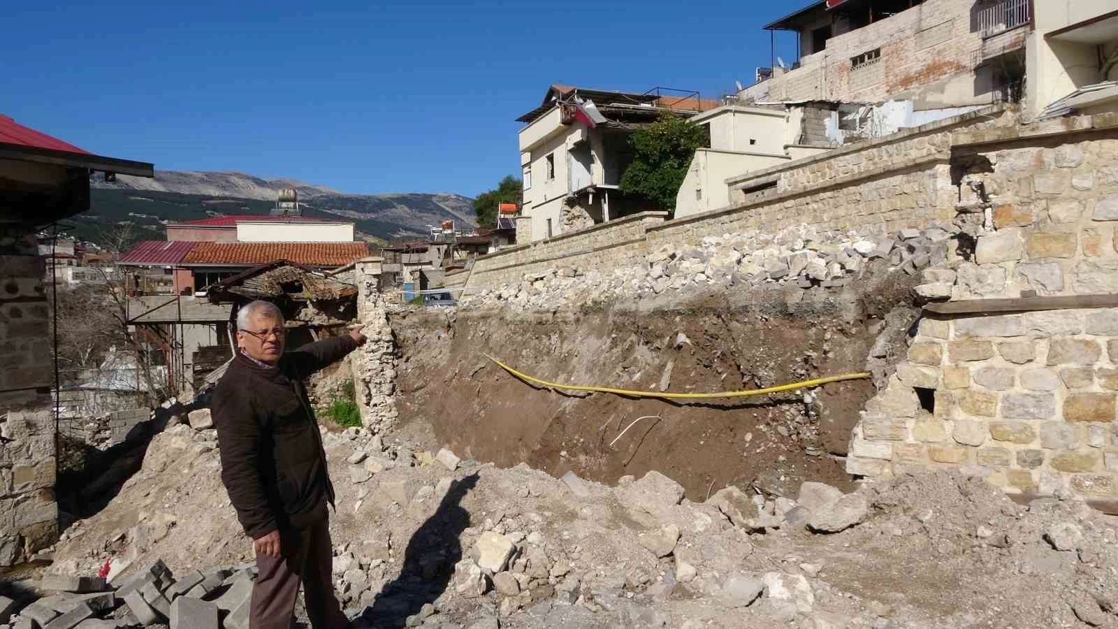 Kahramanmaraş'ta manzara bu, iki mahallenin geçiş güzergahı yıkık halde bekliyor