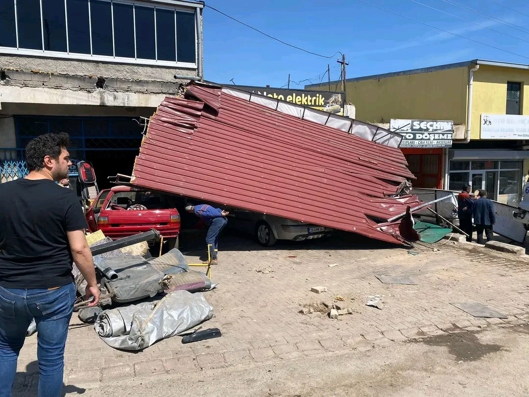 Kayseri de Freni boşalan kamyon dehşet saçtı: 10 araca ve 4 iş yerine zarar verdi