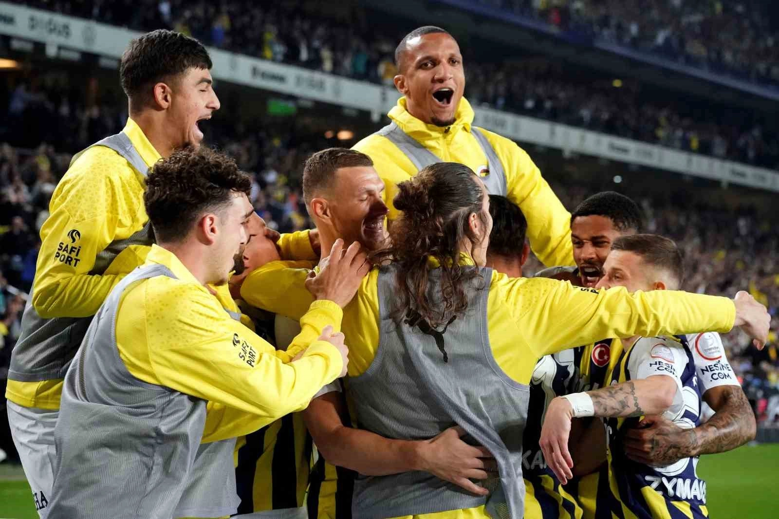 Fenerbahçe, Adanademirspor'u 4-2 mağlup ederek 20 maçlık yenilmezlik serisini sürdürdü