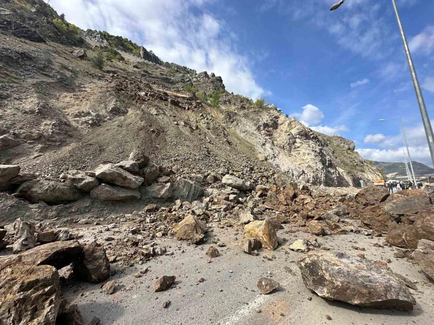 Sürücüler Dikkat ! O Yol Heyelan Nedeniyle Kapandı