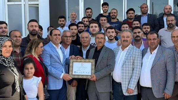 Birecik Belediye Başkanı DEM Partili Mehmet Begit mazbatasını aldı