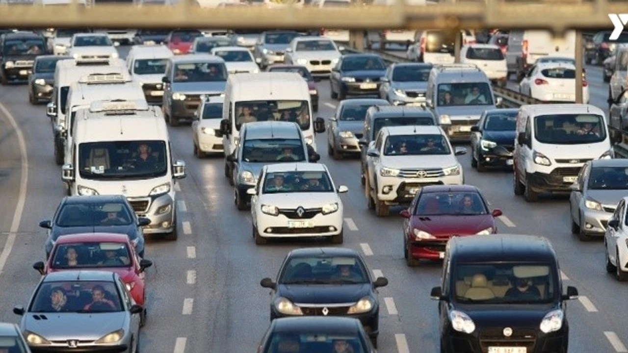 Trafiğe kayıtlı motorlu kara taşıtları 2022 yılında 343,9 milyar km yol katetti