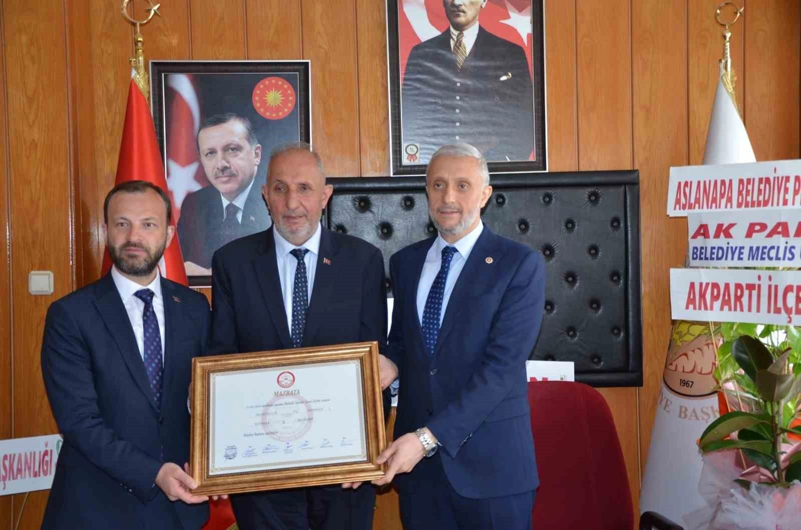 Aslanapa Belediye Başkanı AKP'li Necati Kulik, görevi MHP'li başkandan devraldı