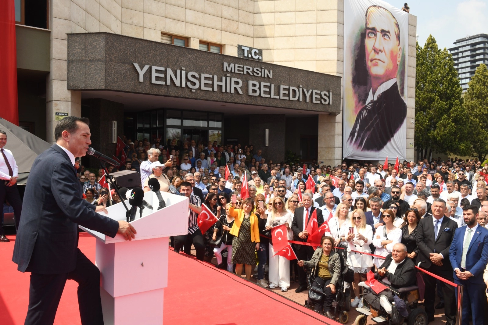 Yenişehir Belediye Başkanı Abdullah Özyiğit, mazbatasını aldı