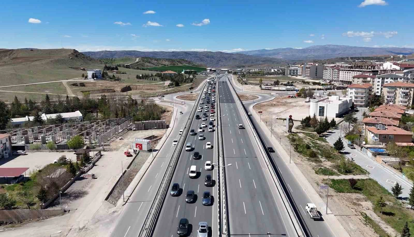 Trafik yoğunluğu, 43 ilin geçiş güzergahında tatilciler yollardaki kalabalığı