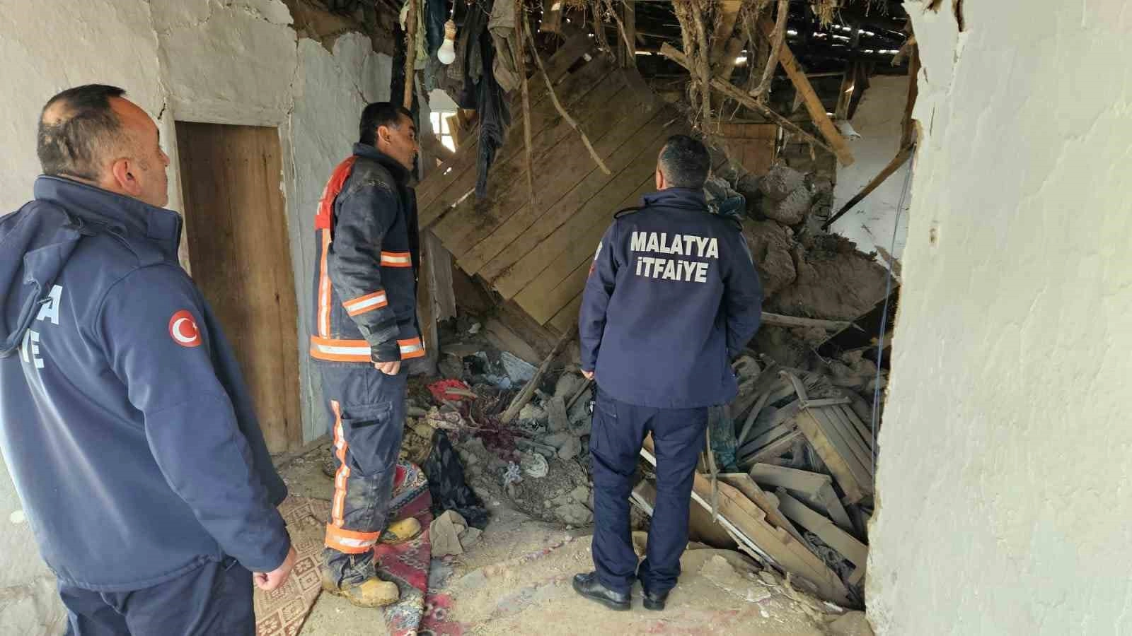 Malatya’da ağıl çöktü, göçük altında kalan 6 büyükbaş hayvanı itfaiye kurtardı