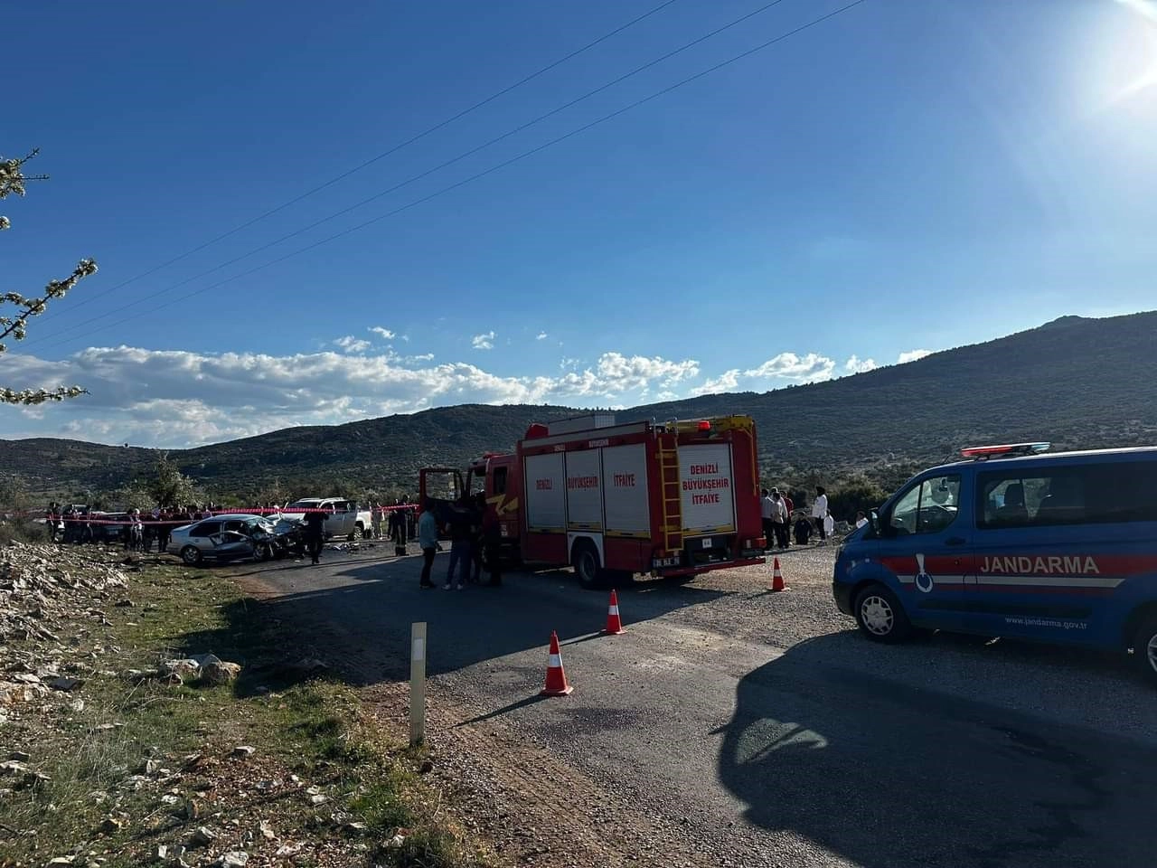 Denizli de iki aracın çarpıştığı kazada karı koca öldü, kızları ağır yaralı