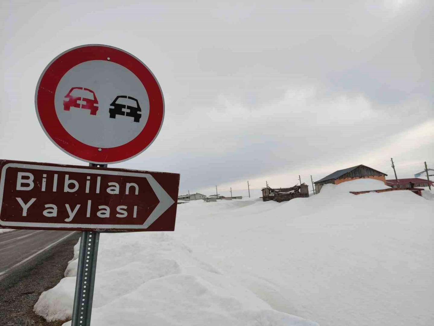 Kışı en şiddetli şekilde yaşıyorlar, Yayla evleri kar altında