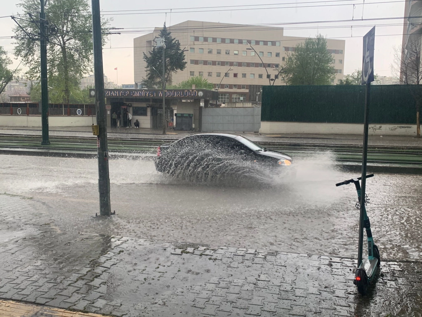 Gaziantep’te aniden bastıran sağanak yağış sürücülere zor anlar yaşattı