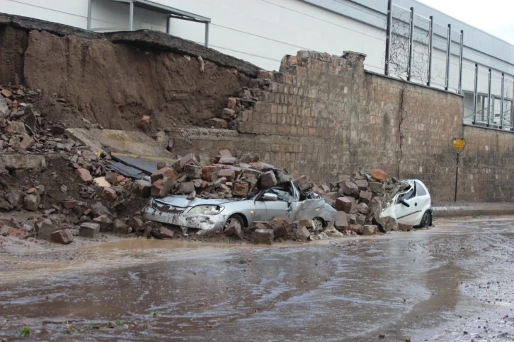 Kayseri’de sel felaketi fabrikanın duvarı yıkıldı: 4 araç hurdaya döndü