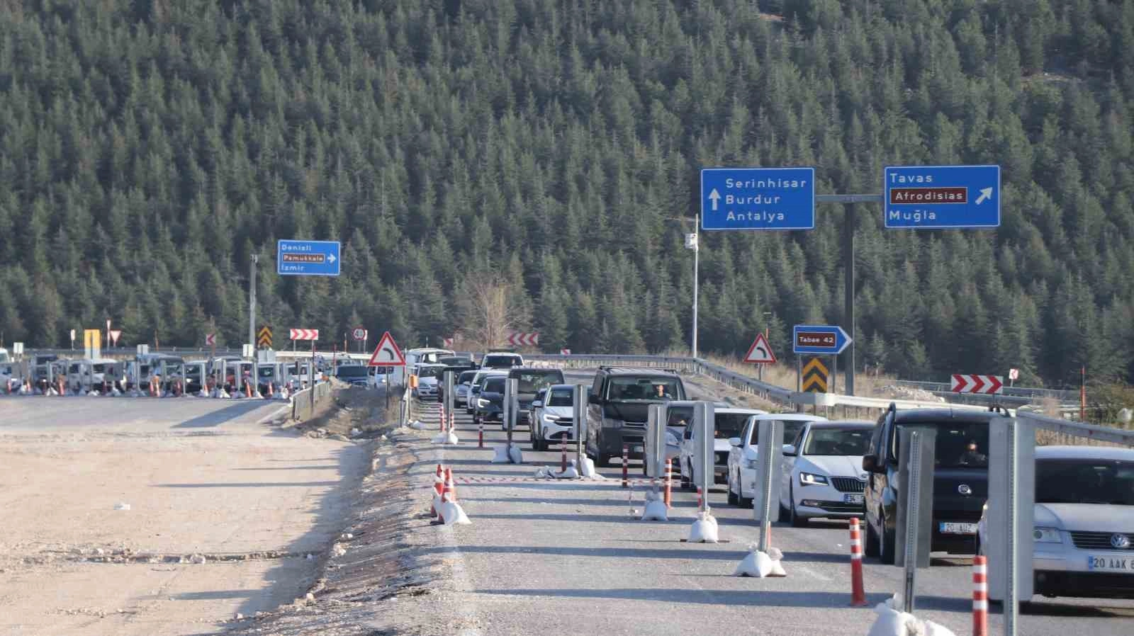 Tatilin son günü trafik kilitlendi