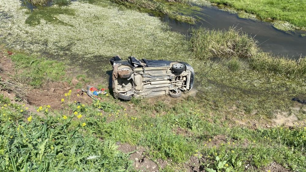 Sur ilçesinde kınaya giden ailenin hafif ticari aracı dereye uçtu: 10 yaralı