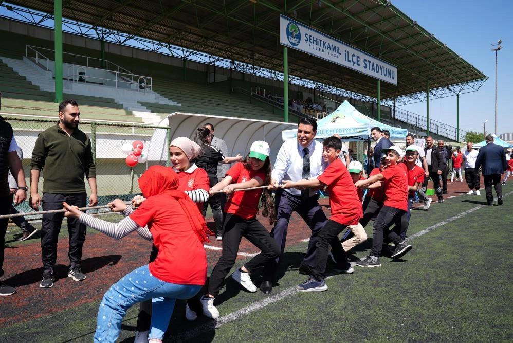 Şehitkamil Belediye Başkanı Yılmaz, çocukların bayram sevinçlerine ortak oldu