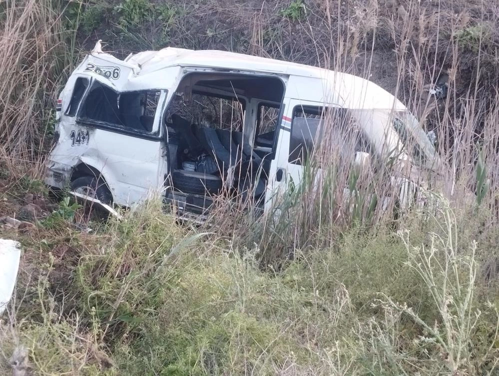 Hatay'da tarım işçilerini taşıyan minibüs devrildi: 14 yaralı