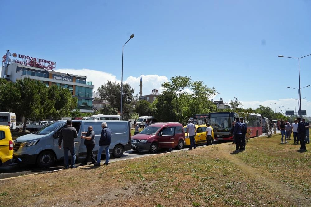 Halk otobüsü kırmızı ışıkta bekleyen araçlara daldı: 7 araç birbirine girdi, 8 yaralı