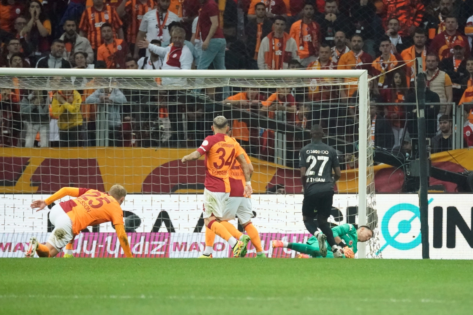 Galatasaray, Pendikspor’u 4-1 mağlup ederek, şampiyonluk yürüyüşünü sürdürdü