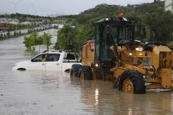 Hatay’da yağış etkili oldu, sel yolu ikiye böldü