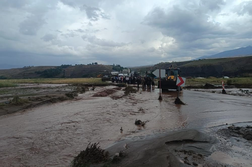 Şırnak'ta 5 dakika dolu yağdı, Şırnak-Cizre yolu trafiğe kapandı