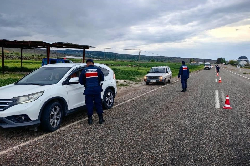 Gaziantep'te Jandarmadan huzurlu sokaklar uygulaması: 128 aranan şahıs yakalandı