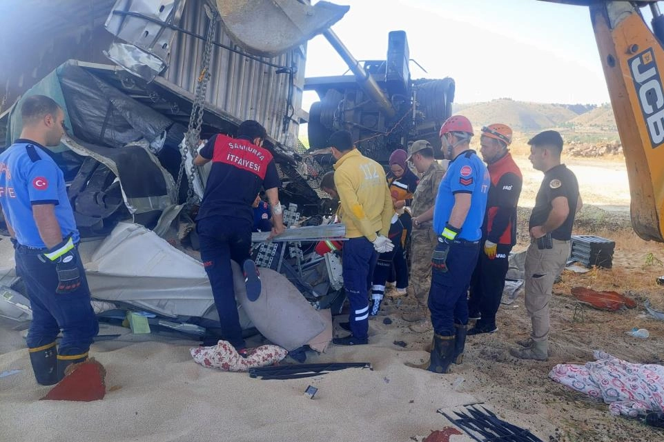 Gaziantep-Şanlıurfa  Otoyolunda  tır köprüden uçtu: 2 ölü