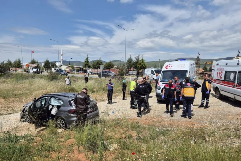 Uşak-Ankara kara yolunda  otomobil takla attı: 1 ölü, 2 yaralı