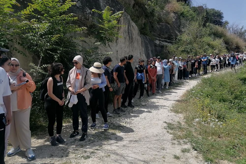 Dünyada sadece Halfeti ilçesinde yetişen 'karagül’e Doğaseverlerden büyük ilgi