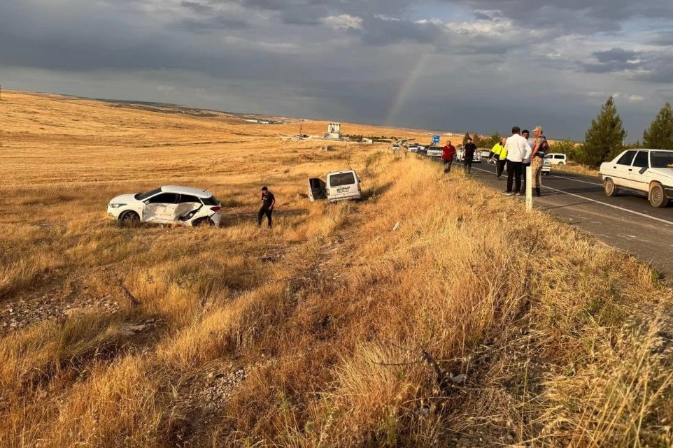 Şanlıurfa'da çarpışan 2 araç şarampole devrildi: 3 yaralı