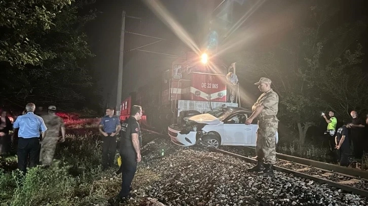 Malatya’da yolcu treni faciası, hemzemin geçitte otomobile çarptı ölü var